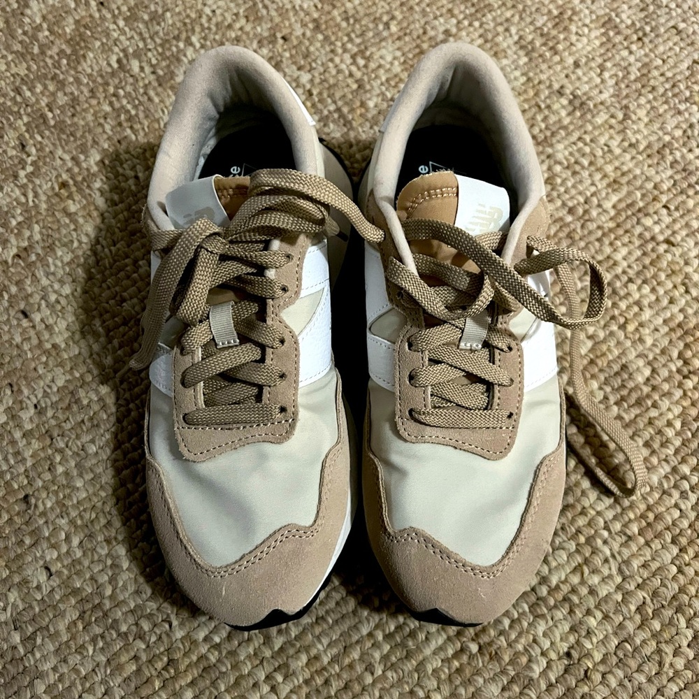 Good condition Women’s New Balance 237 sneaker. Size 8. No box.